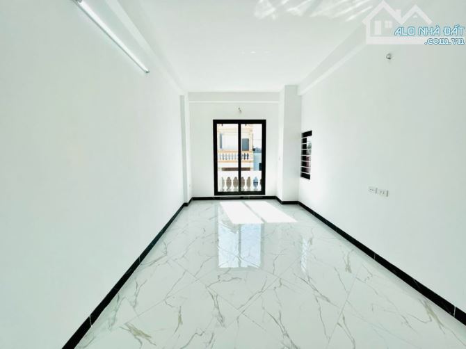 Nhà 2 mặt thoáng - 30/33m2 – 6.6 tỷ - Phan Đình Giót – Oto đỗ gần
