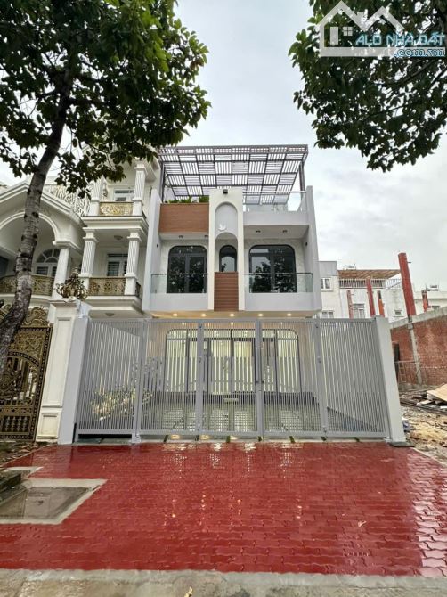 Cho thuê nhà KDC Hiệp Thành 3: 7 x 20, 1 trệt 2 lầu, đối diện công viên, 20 củ