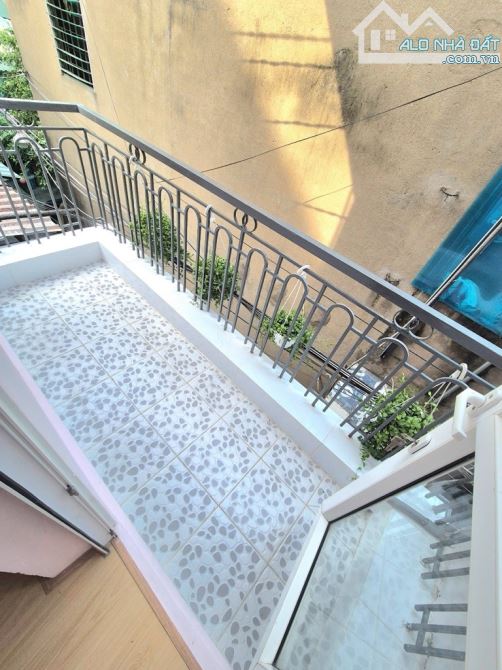 Chỉ 3,1 tỷ, Nhà mới Ngay Âu Cơ, 25m2, 2 PN, Hẻm xe hơi
