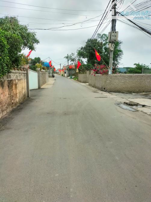 💥💥A trai gửi bán lô đất có dt 284m.tại trục liên thôn trải nhựa gần ngay Trung tâm HC