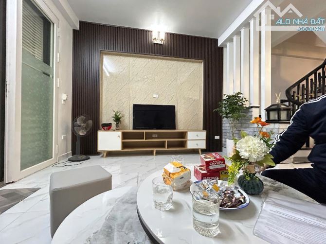 Nhà đẹp phố Mỹ Đình, 45m - 9 tỷ, 1 nhà ra ô tô, mới cứng, đủ nội thất.