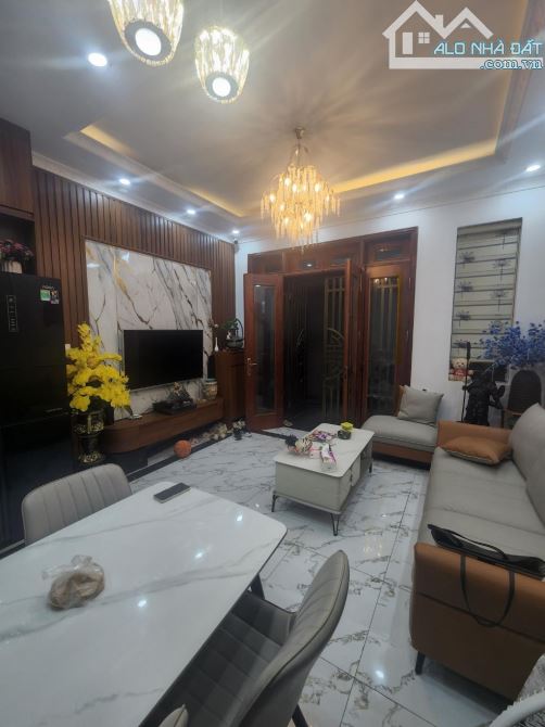 Quyền - Hà Đông, nhà 5 tầng dân xây, mt 4m, giá 7.x tỷ