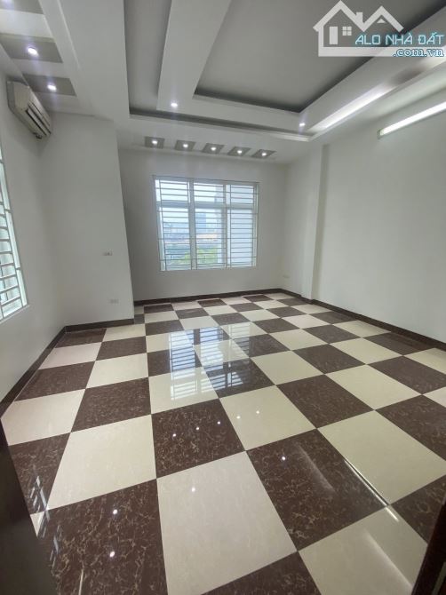 HIẾM! NHÀ PHÂN LÔ TRẦN QUỐC HOÀN 41M2 5 TẦNG - LÔ GÓC - CÁCH PHỐ 15M - Ô TÔ TRÁNH