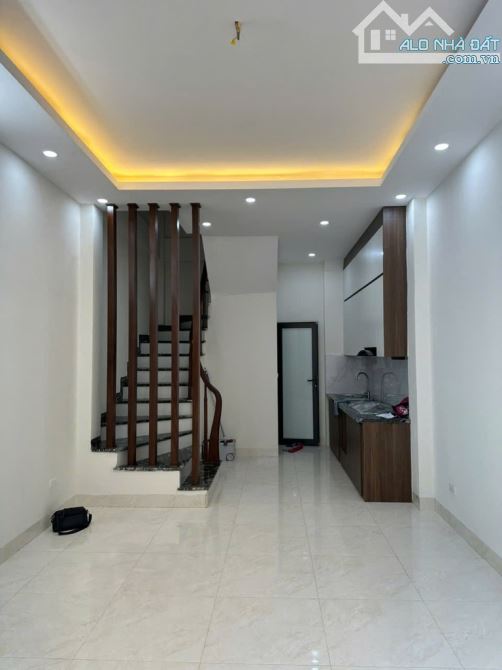 BÁN NHÀ MỚI TINH - THANH AM, LONG BIÊN - DIỆN TÍCH RỘNG - CÓ SÂN ĐỂ XE RIÊNG