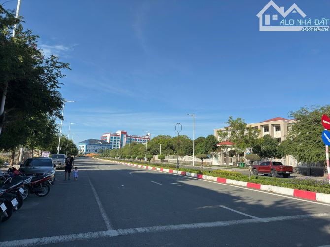 2 LÔ LIÊN KỀ MẶT TIỀN NGUYỄN CHÍ THANH - TT LONG HẢI