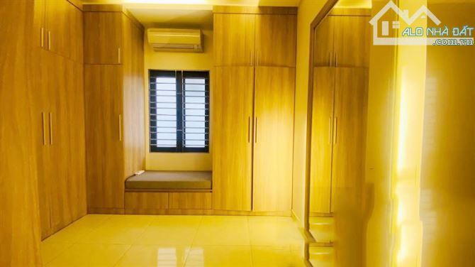 Bán nhà gốc dân Tuyến 2 Văn Cao. DT 60m2 x 4T . Ô tô đỗ cửa 24/7 - 10