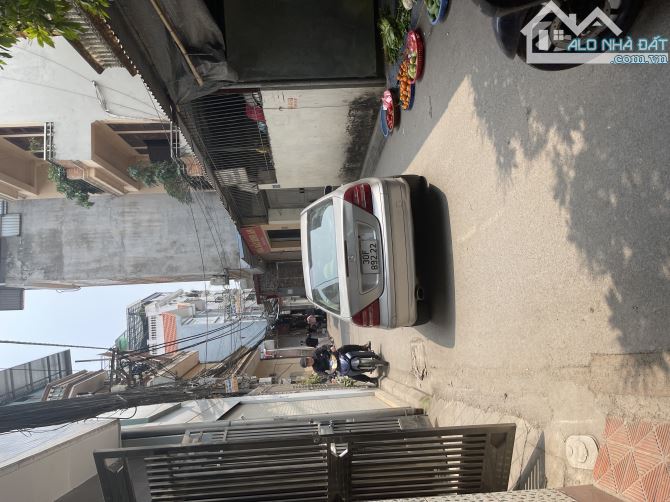 Đất đẹp hiếm mặt tiền rộng đường thông ô tô ngõ Phố Trạm DT 93m2 . Giá 200 triệu / m2 - 1