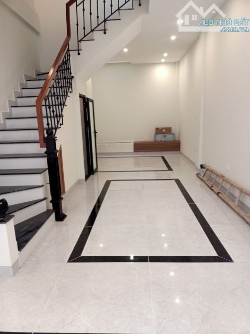 THUỴ HÀ BẮC HỒNG NHÀ ĐẸP MỚI TINH Ô TÔ NGỦ TRONG NHÀ - 1