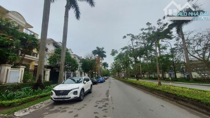 BÁN BIỆT THỰ VIP CIPUTRA. VỊ TRÍ ĐẸP. MẶT ĐƯỜNG ĐÔI. 200M2, XÂY 3,5 TẦNG. MT 10M - 1