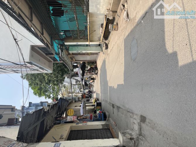 Đất đẹp hiếm mặt tiền rộng đường thông ô tô ngõ Phố Trạm DT 93m2 . Giá 200 triệu / m2 - 2