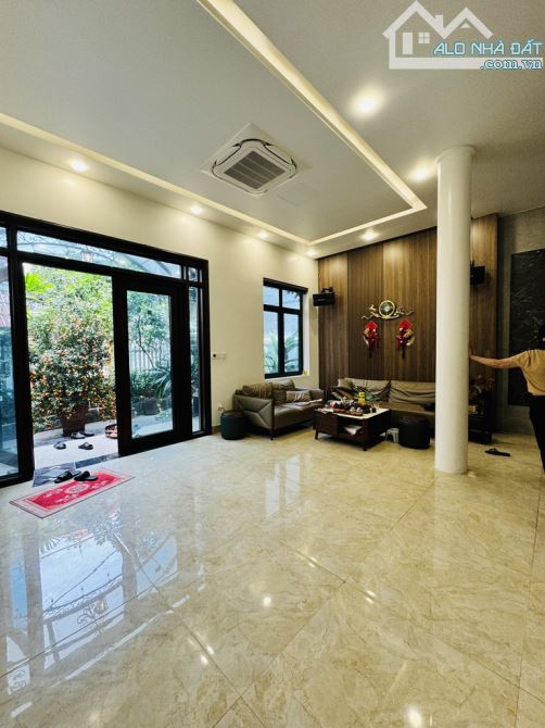 LONG BIÊN - BIỆT THỰ SÂN VƯỜN- GIÁ CHỈ 25TY - CHỦ CẦN BÁN CHUYỂN ĐỔI ĐI CHÂU ÂU GIÁ BẤT - 2
