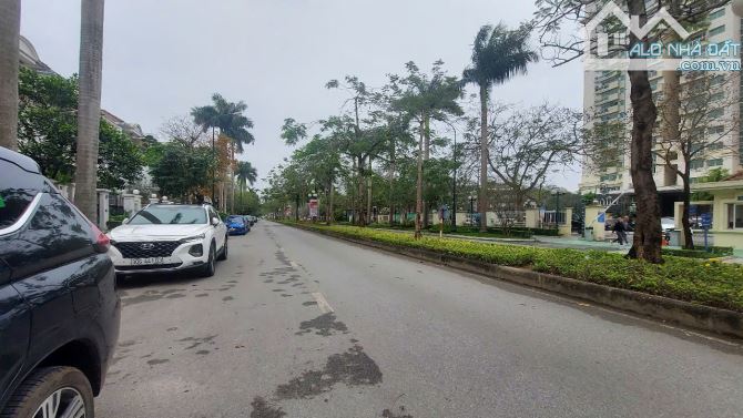BÁN BIỆT THỰ VIP CIPUTRA. VỊ TRÍ ĐẸP. MẶT ĐƯỜNG ĐÔI. 200M2, XÂY 3,5 TẦNG. MT 10M - 2