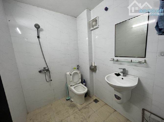 Cho thuê nhà ngõ 2 phố Hoàng Sâm, Diện tích 50m x 5 tầng ôtô đậu cửa - 2