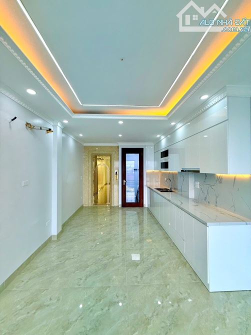 #CẦU_GIẤY - Ô TÔ ĐỖ CỬA - GẦN PHỐ - THANG MÁY - DT 37 M - MT GẦN 4M - 6 TẦNG - 2