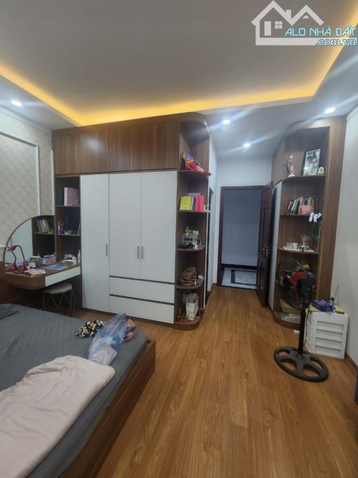 Quyền - Hà Đông, nhà 5 tầng dân xây, mt 4m, giá 7.x tỷ - 2