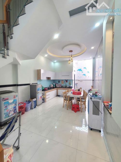 RẺ NHẤT KHU NÀY__3Tỷ300__Nhà đúc 3 tấm__có sân xe hơi__KDC đồng bộ gần Ngã 4 Bình Chuẩn - 3
