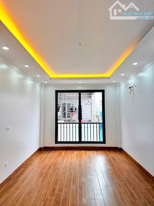 #CẦU_GIẤY - Ô TÔ ĐỖ CỬA - GẦN PHỐ - THANG MÁY - DT 37 M - MT GẦN 4M - 6 TẦNG - 3