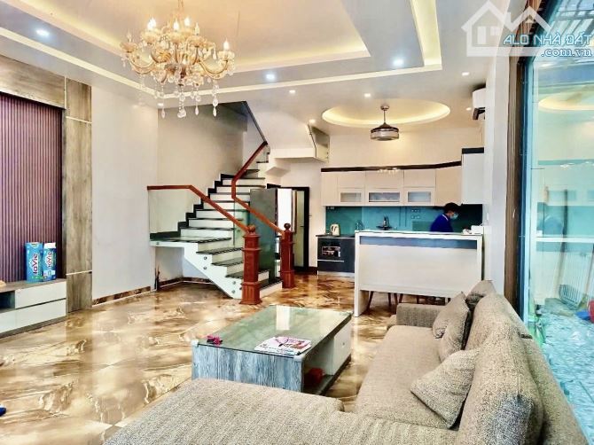 Bán nhà gốc dân Tuyến 2 Văn Cao. DT 60m2 x 4T . Ô tô đỗ cửa 24/7 - 4