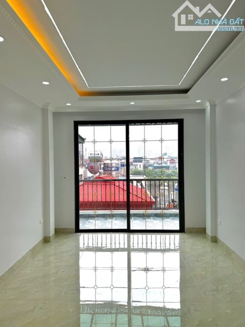 #CẦU_GIẤY - Ô TÔ ĐỖ CỬA - GẦN PHỐ - THANG MÁY - DT 37 M - MT GẦN 4M - 6 TẦNG - 4
