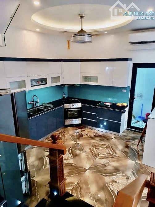 Bán nhà gốc dân Tuyến 2 Văn Cao. DT 60m2 x 4T . Ô tô đỗ cửa 24/7 - 5