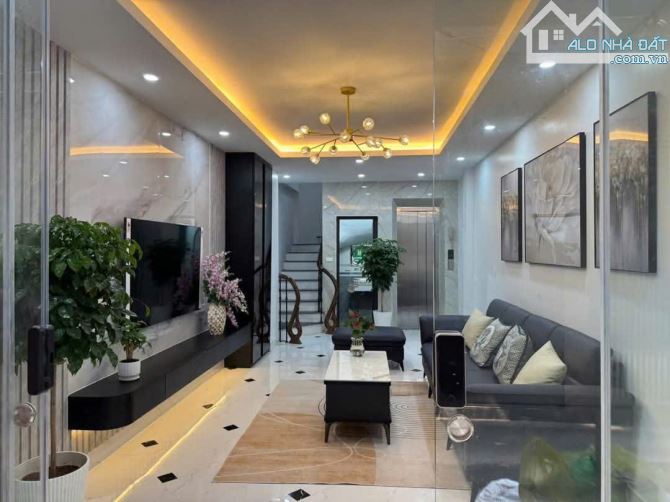 Hiếm của hiếm, chỉ 7,2 tỷ có nhà 6T thang máy Tăng Thiết Giáp, 10m ra ô tô