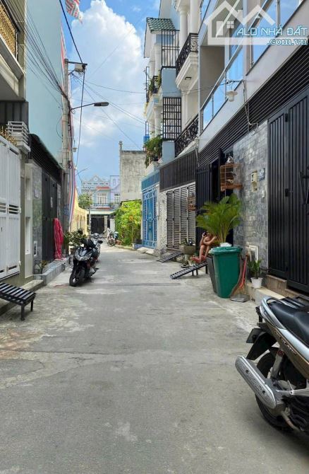 Bán Nhà hèm xe hơi Ngay Ngã 4 Bình Phước, QL13, nhà 4 lầu xd kiên cố, khu dân cư văn minh