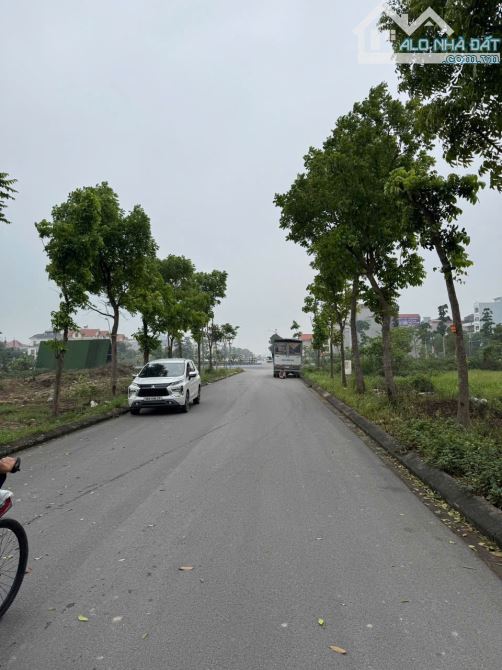 Bán đất BT nhìn Hồ Điều Hòa  ĐHL . dt 200m . mt 14m . hướng ĐN & TB . giá 27ty