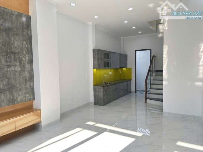 🌴 Chủ gấp bán nhà 3 tầng - 55mv, Nhà mới hoàn công đủ - Hẻm xe hơi. Pháp lý chuẩn.
