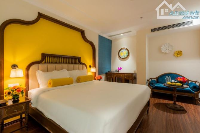 Bán khách sạn MP Hàng Bè. DT 330m2 x 12 tầng. 92 phòng, giá 300 tỷ.