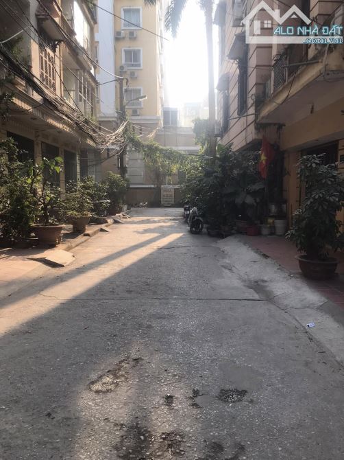 Bán nhà phân lô phố La Thành, Đống Đa, ô tô vào nhà, kinh doanh, 93m2, MT5.6m, giá 24 tỷ
