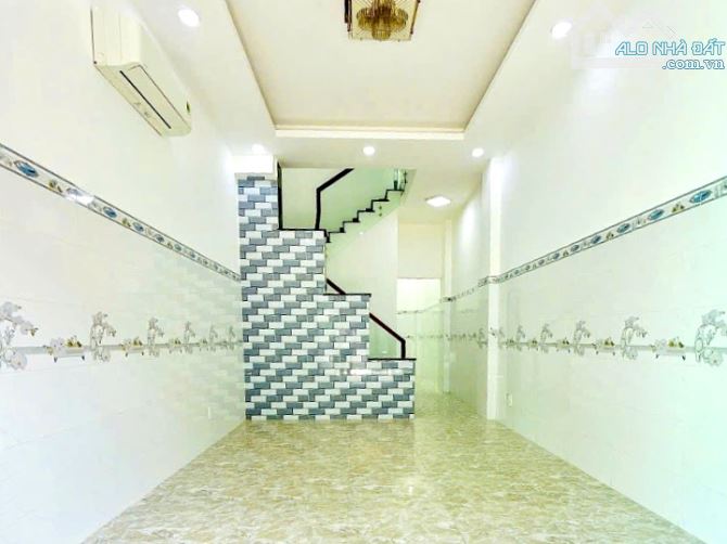 Bán nhà Quận 10, 2 lầu 1 sân thượng hẻm Trần Bình Trọng