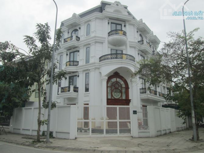 Cực Hiếm! Chỉ 150 triệu/m2 Nhà lô Góc view hồ quốc lộ 32 gần Vinhomes Đan Phượng.