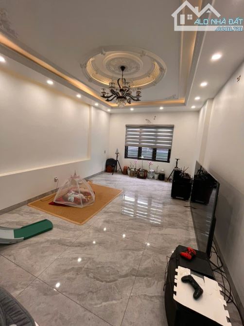 Siêu Phẩm Nhà dân xây độc lập mặt ngõ Hồ Sen , ô tô đỗ cửa , 68m2 x 5 tầng có thang máy