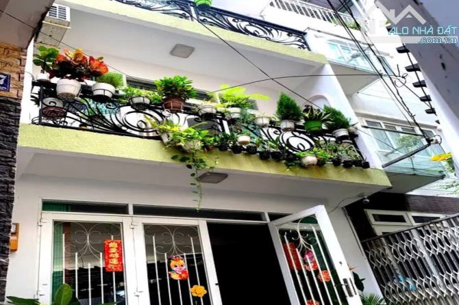 Hoa Đào, Phú Nhuận, bán nhà 3 tầng ở ngay, gần phố ẩm thực, sổ hồng riêng !