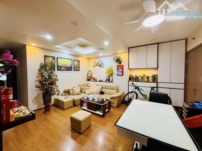 Cần bán căn hộ chung cư cao cấp AZSKY KĐT Định Công. DT 80M2. Giá 5 tỷ.