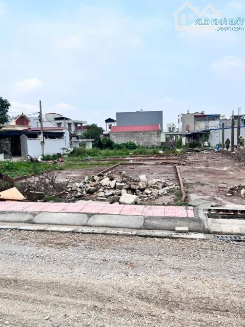 Bán gấp lô đất mặt trục thông Quỳnh Hoàng , Nam Sơn , An Dương