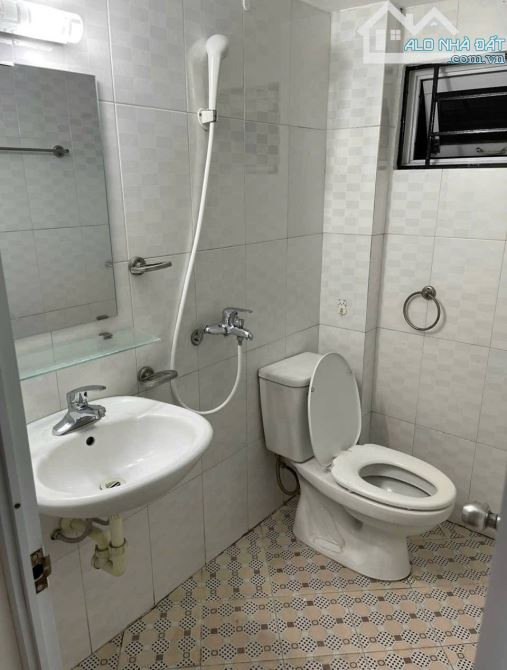 Bán nhà dân xây khung cột chắc chắn, sát phố, ô tô tránh, lô góc