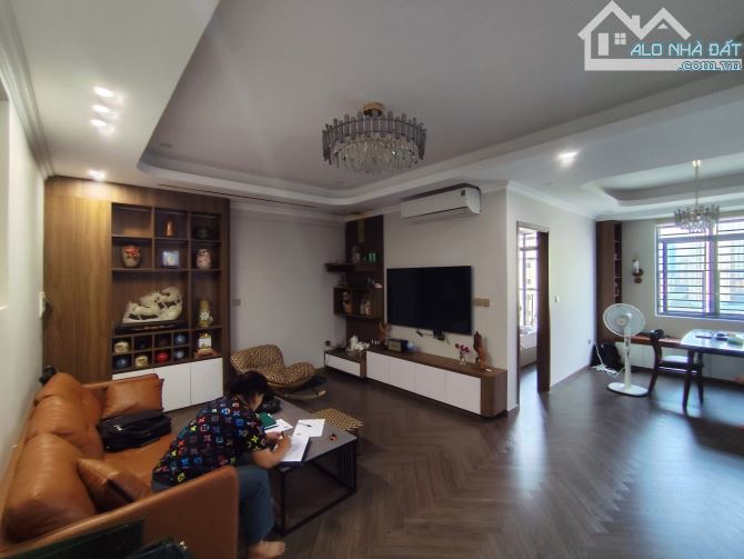 Bán căn chung cư Nam Trung Yên, 2 ngủ, thiết kế đẹp, ban công thoáng, nội thất xịn