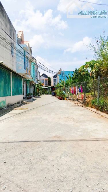 Bán đất 2 mặt tiền hẻm xe hơi.  Đường Lê Văn Lương.  DT: 13x42m = 550m2 (300m2 đất ở)
