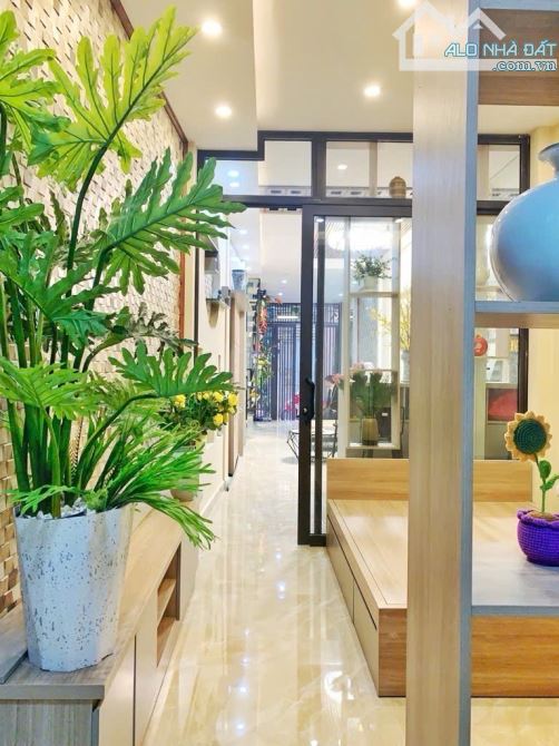 Bán nhà đẹp Nguyễn Sơn-38m- mặt tiền rộng 7 tầng- thang máy- Oto - Lô góc - 1
