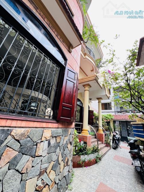 BIỆT THỰ CỔ (12 x 20) OTO vào nhà, 50m ra Mặt Tiền Phan Xích Long, Phú Nhuận - 1