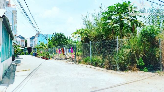 Bán đất 2 mặt tiền hẻm xe hơi.  Đường Lê Văn Lương.  DT: 13x42m = 550m2 (300m2 đất ở) - 1