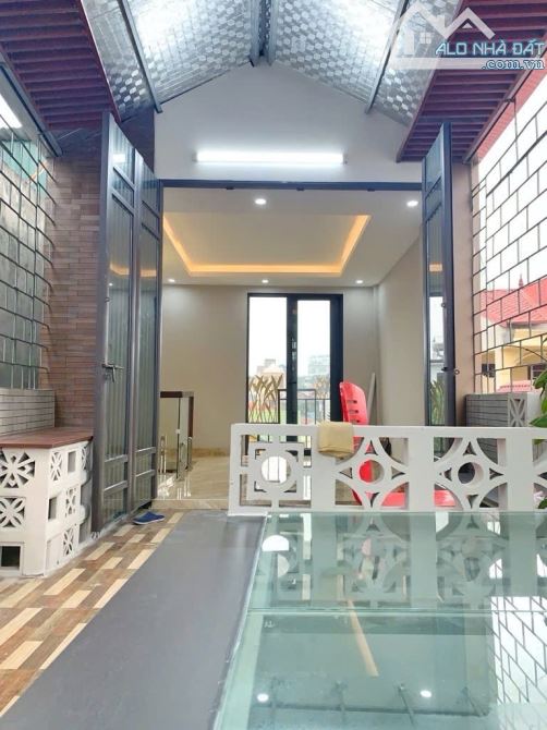 Bán nhà đẹp Nguyễn Sơn-38m- mặt tiền rộng 7 tầng- thang máy- Oto - Lô góc - 2