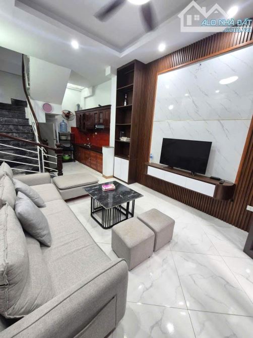 Ngã tư Sở - Nhỉnh 6 đồng - Dân xây - Gần phố - Trước nhà rộng thoáng - Full nội thất. - 2