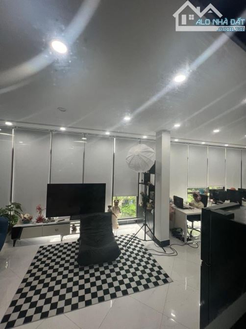HIẾM- NGUYỄN NGỌC VŨ LÔ GÓC 3 THOÁNG- KINH DOANH SẦM UẤT- MẶT TIỀN 13,2M- Thang máy-39,5Tỷ - 2