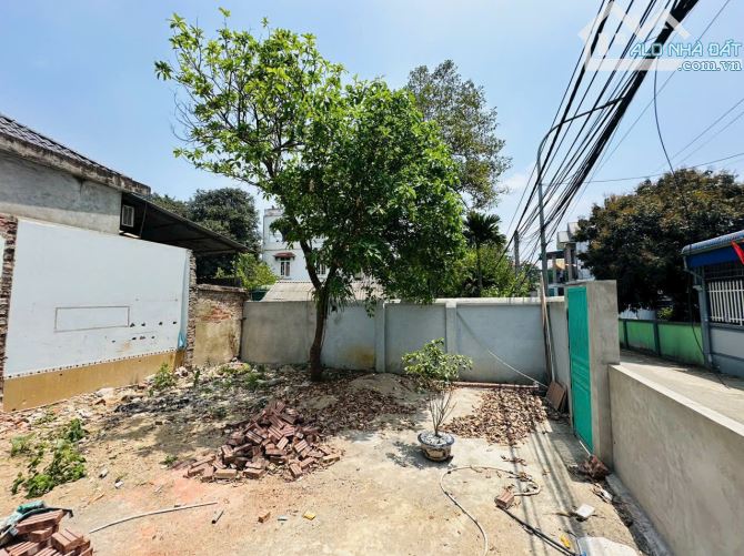 BÁN GẤP LÔ ĐẤT SẴN NHÀ 2 TẦNG KIÊN CỐ CÓ DT 135m2 FULL THỔ CƯ BÁM ĐƯỜNG NHỰA - 2