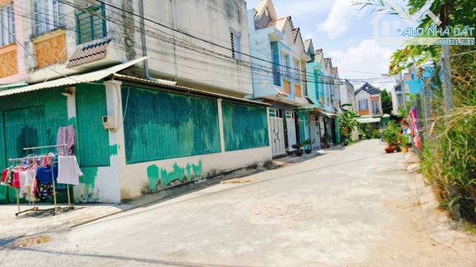 Bán đất 2 mặt tiền hẻm xe hơi.  Đường Lê Văn Lương.  DT: 13x42m = 550m2 (300m2 đất ở) - 2