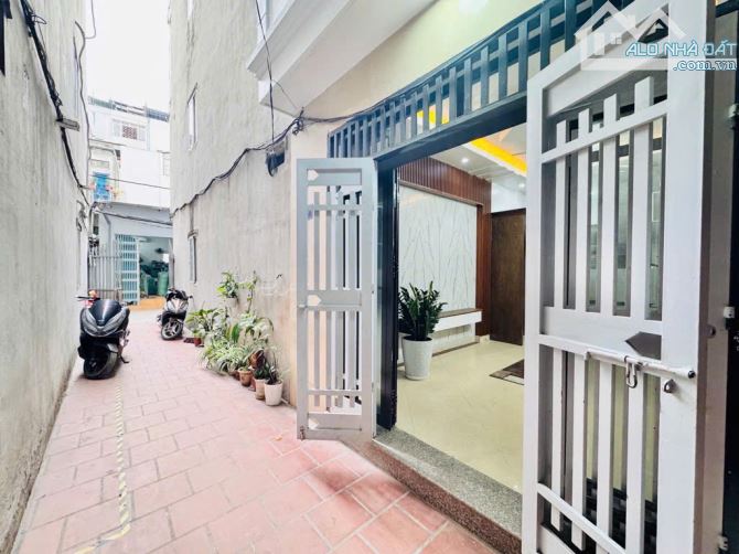 NHÀ ĐẸP HOÀNG MAI-NGÕ THOÁNG MẶT TIỀN RỘNG-GẦN ĐƯỜNG Ô TÔ-30M2 SỔ ĐỎ CHÍNH CHỦ - 5 TỶ 2 - 3