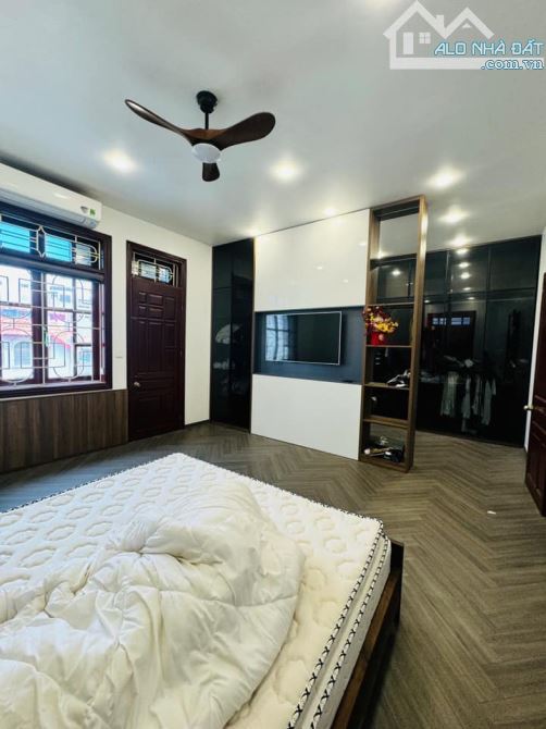 Nhà dân xây dạng Biệt thự, giá rẻ Long Biên, 200m2 x 4 tầng, mặt tiền 12m, giá chỉ 25 tỷ - 4