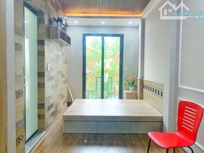 Bán nhà đẹp Nguyễn Sơn-38m- mặt tiền rộng 7 tầng- thang máy- Oto - Lô góc - 4